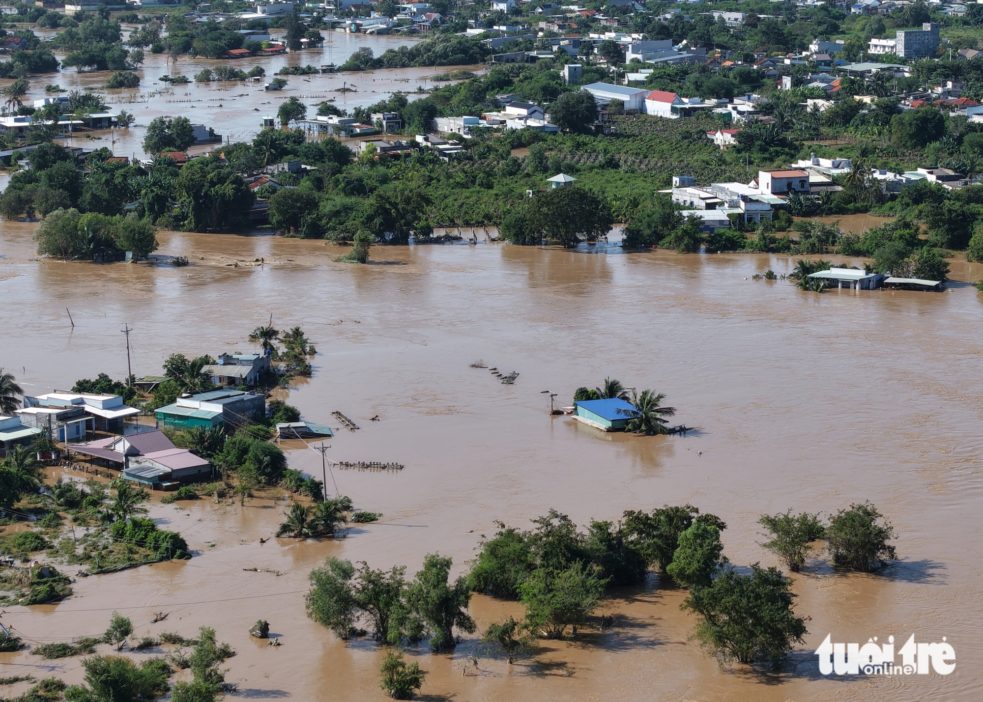 Nước lũ vẫn ngập sâu nhiều vùng Bình Thuận cũ - Ảnh 6.