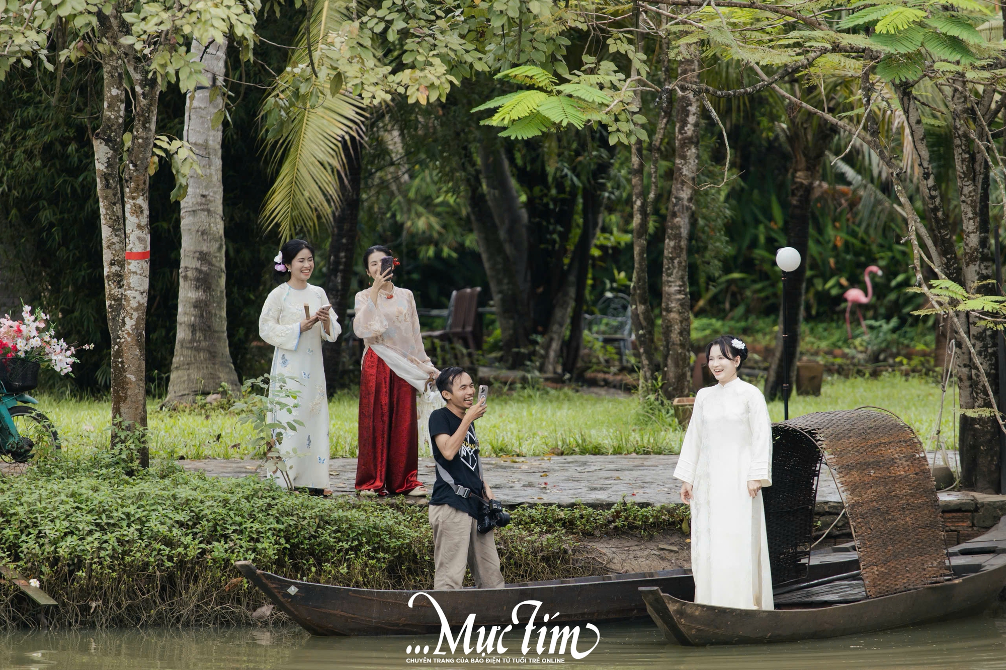 Giới trẻ rủ nhau chụp ảnh Tết sớm tại Bảo tàng Áo dài TP.HCM - Ảnh 1.