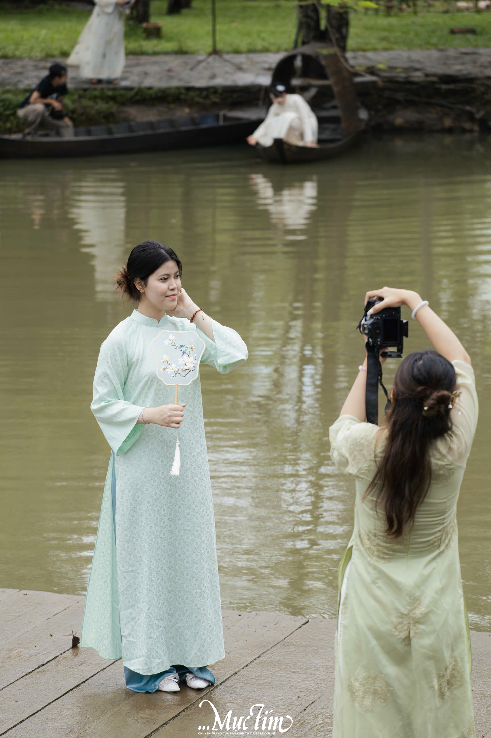 Giới trẻ rủ nhau chụp ảnh Tết sớm tại Bảo tàng Áo dài TP.HCM - Ảnh 3.