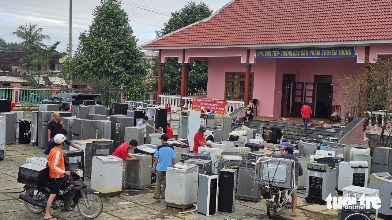 Tạm gác mưu sinh lao vào rốn lũ Phú Yên giúp dân sửa xe máy, tivi - Ảnh 1.