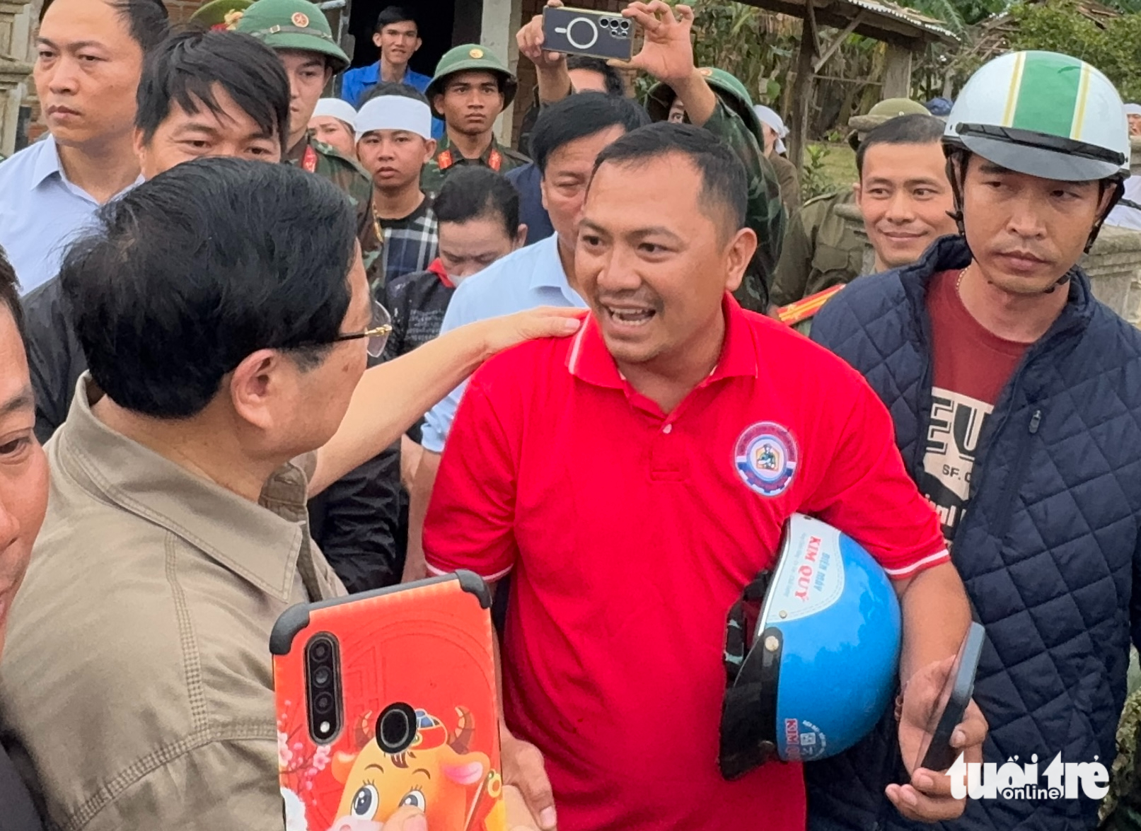 Tạm gác mưu sinh lao vào rốn lũ Phú Yên giúp dân sửa xe máy, tivi - Ảnh 4.