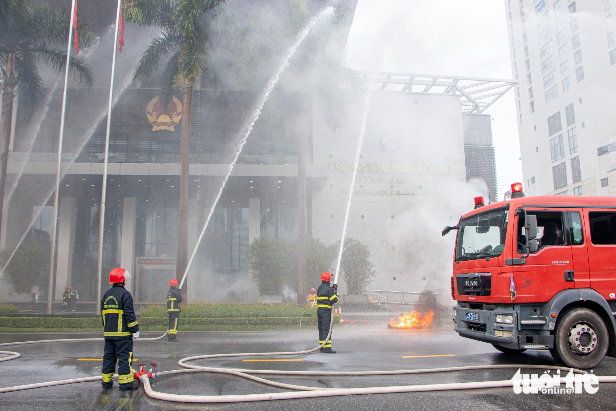 Hàng trăm người diễn tập chữa cháy tại Trung tâm hành chính Đà Nẵng - Ảnh 3.