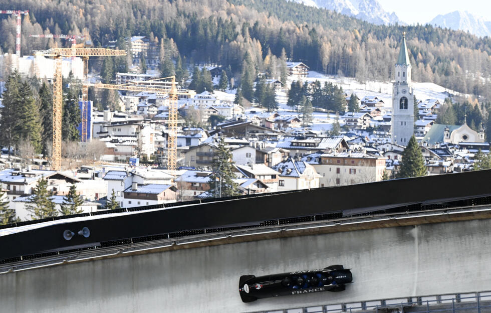 Milan-Cortina organisers rush to ready venues as Olympic flame arrives in Italy- Ảnh 3.