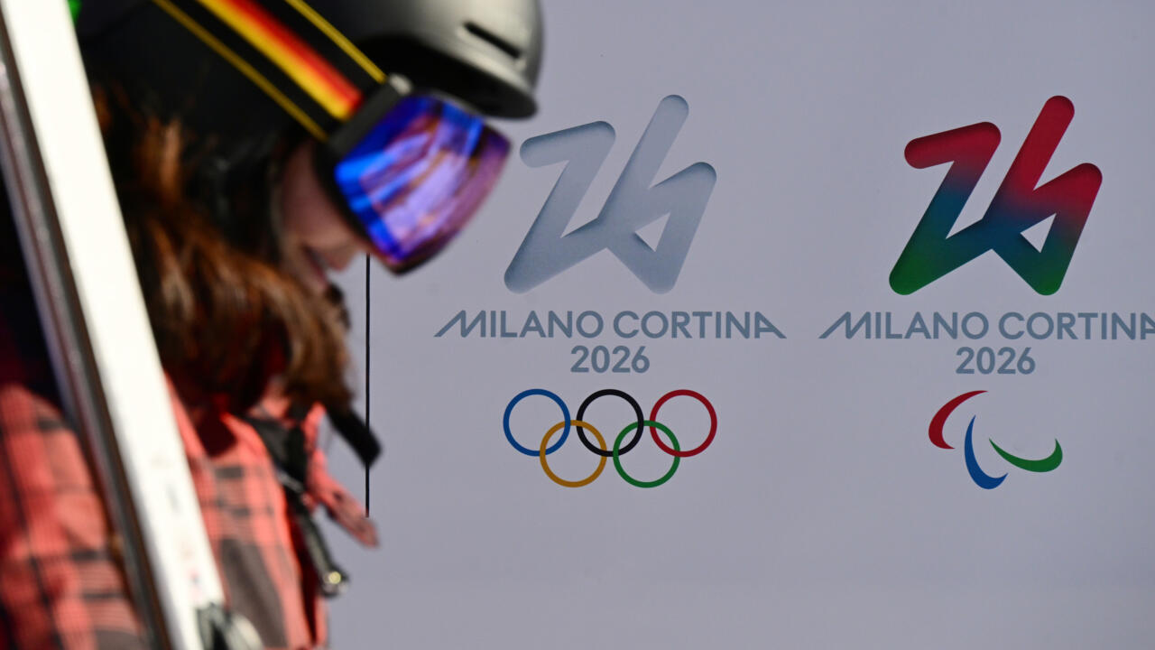 Milan-Cortina organisers rush to ready venues as Olympic flame arrives in Italy- Ảnh 1.