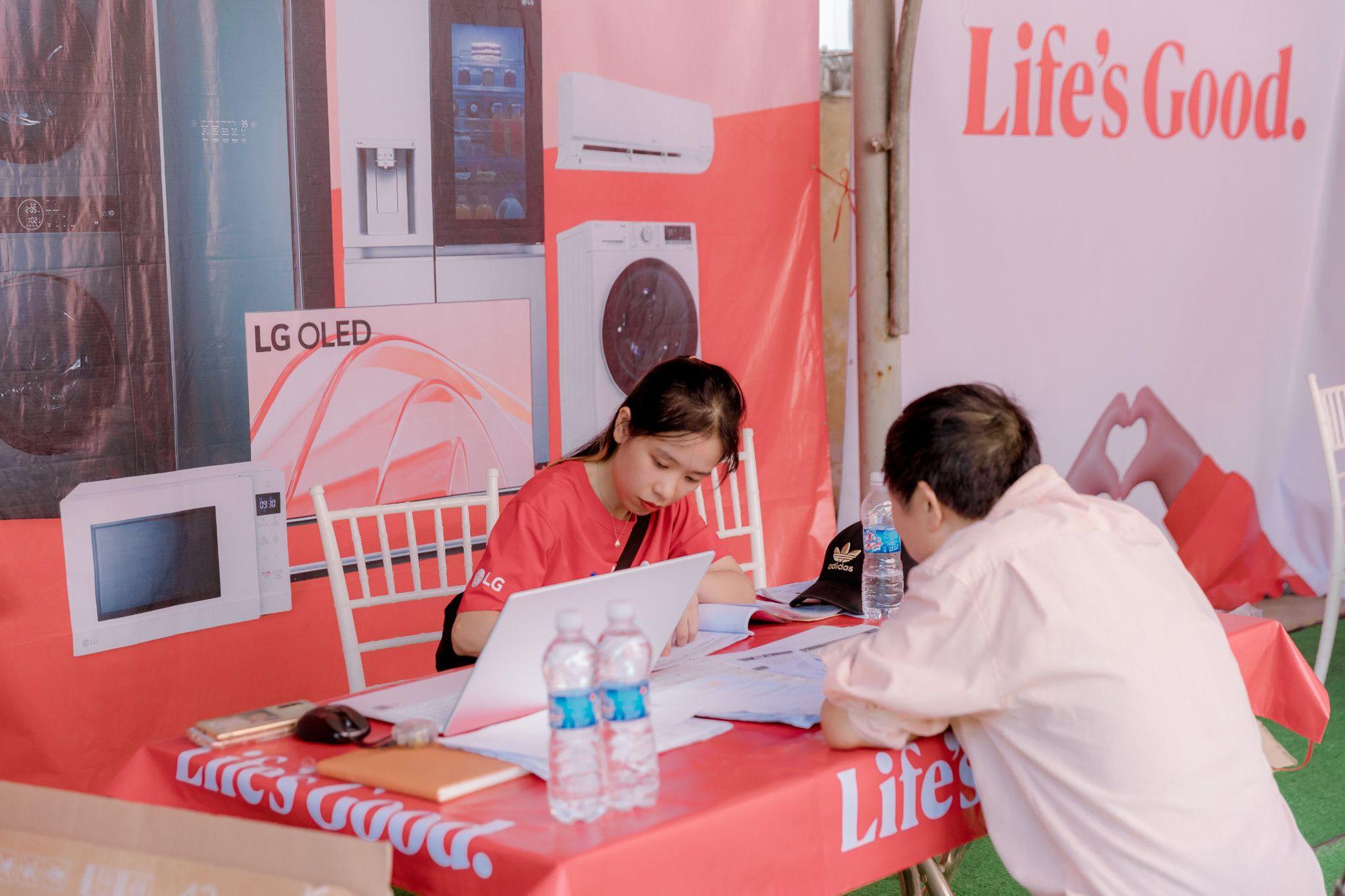 LG sửa chữa thiết bị hư hỏng sau mưa lũ tại miền Trung - Ảnh 1.