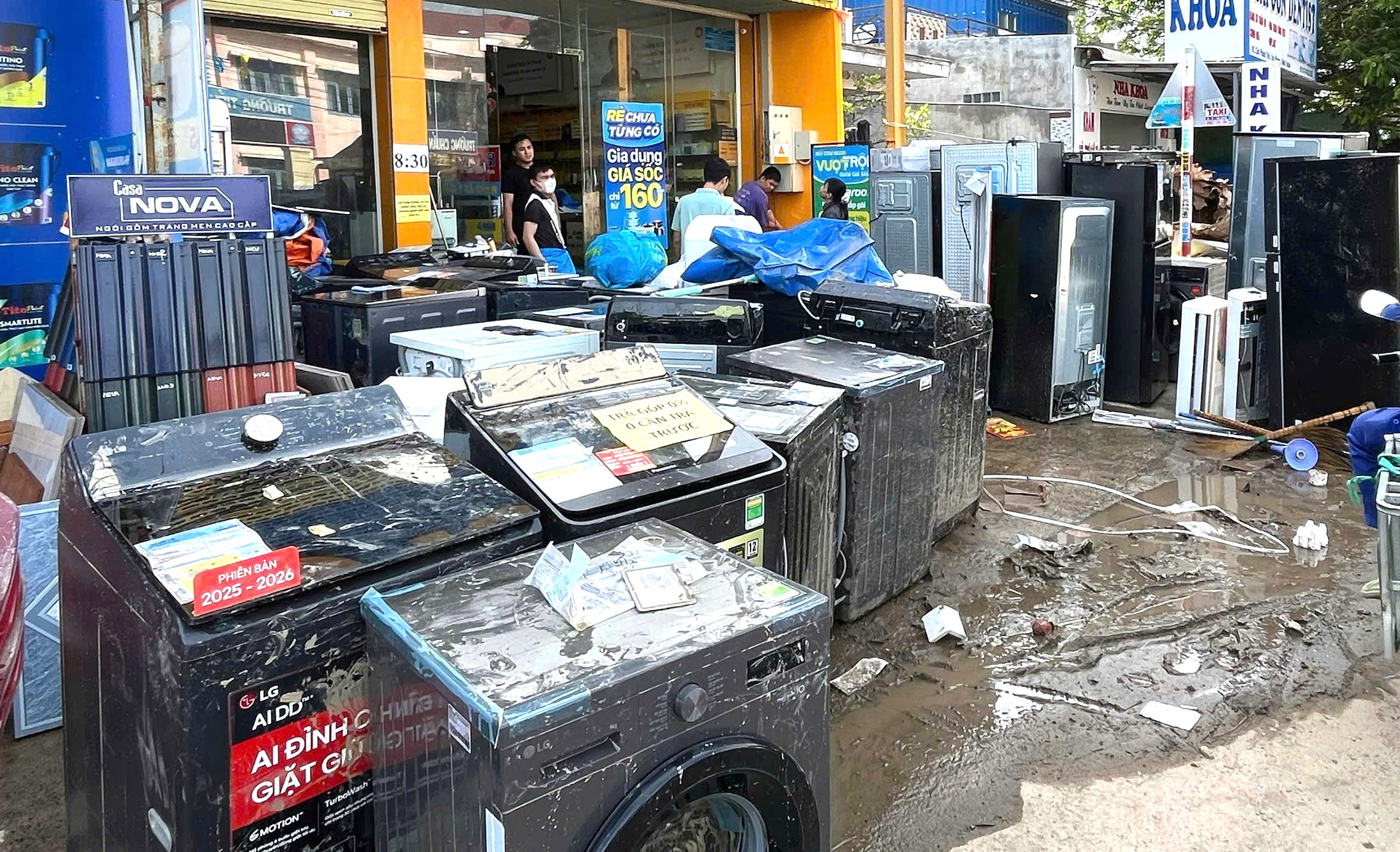 Hồ Lòng Sông xả lũ chưa từng có: Nhiều tài sản của người dân Liên Hương theo nước lũ ra đi - Ảnh 1.