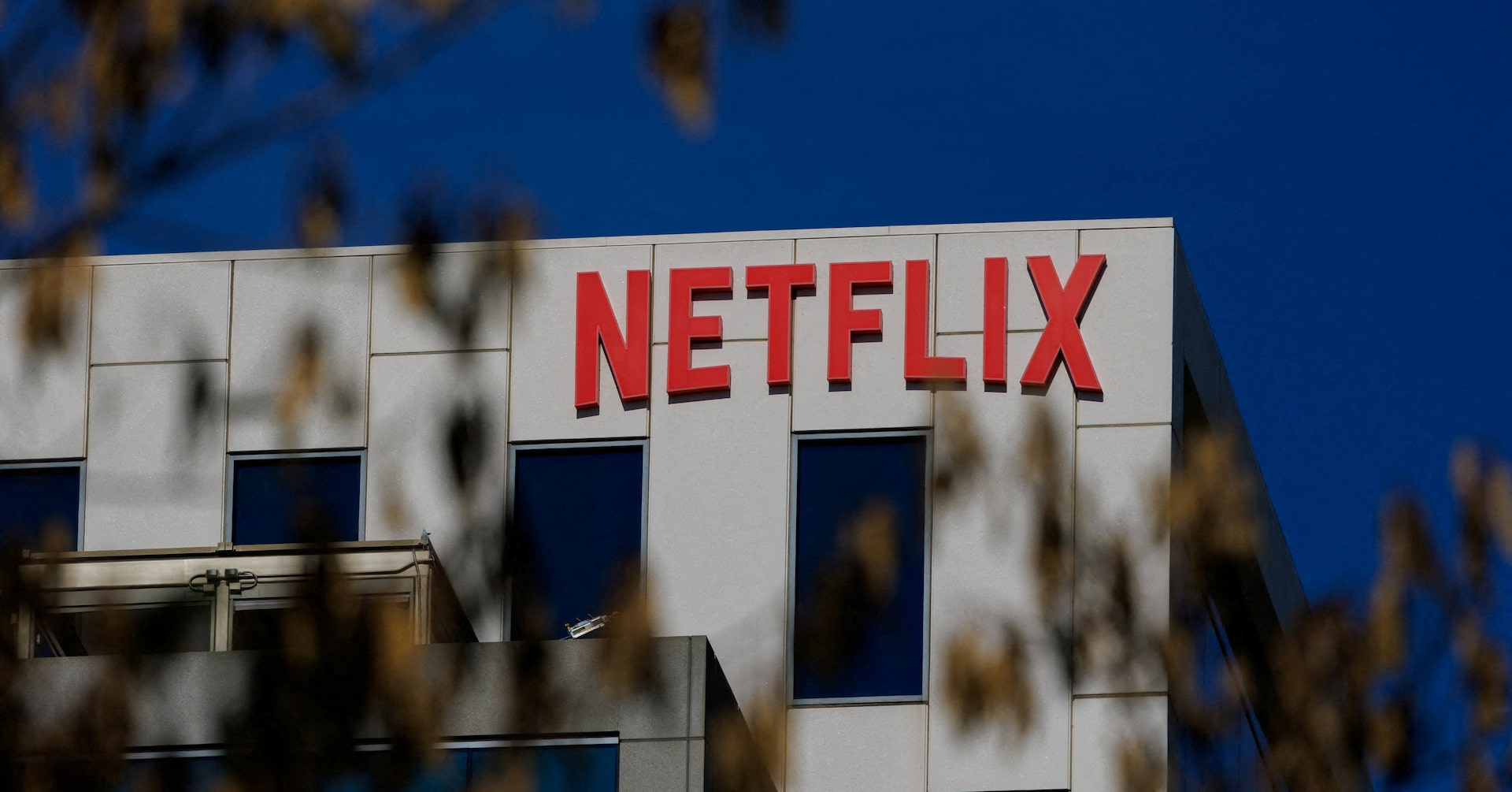 Warner Bros fight heats up with $108 billion hostile bid from Paramount - Ảnh 3.