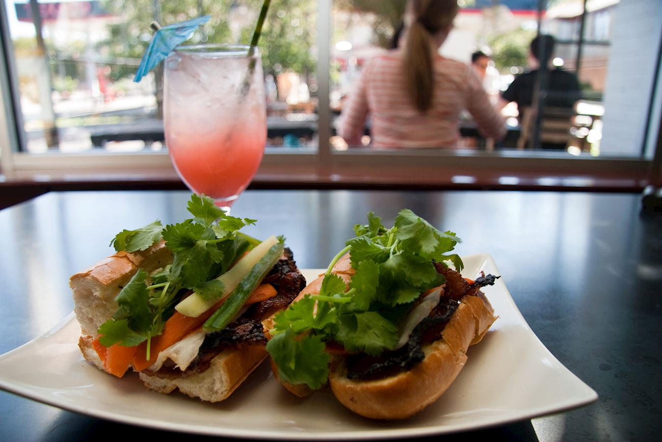 Bánh mì heo quay, bánh mì thịt nguội... vào top 50 bánh mì kẹp ngon nhất thế giới - Ảnh 1.