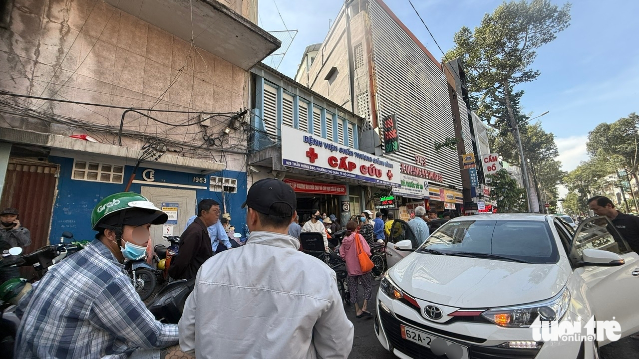 Hàng rong, xe ôm tái lấn chiếm, bủa vây cổng bệnh viện - Ảnh 2.