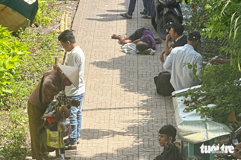 Hàng rong, xe ôm tái lấn chiếm, bủa vây cổng bệnh viện - Ảnh 5.