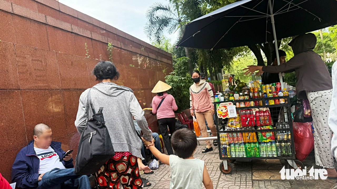 Hàng rong, xe ôm tái lấn chiếm, bủa vây cổng bệnh viện - Ảnh 6.