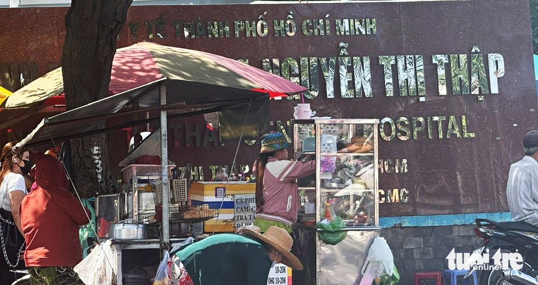 Hàng rong, xe ôm tái lấn chiếm, bủa vây cổng bệnh viện - Ảnh 8.