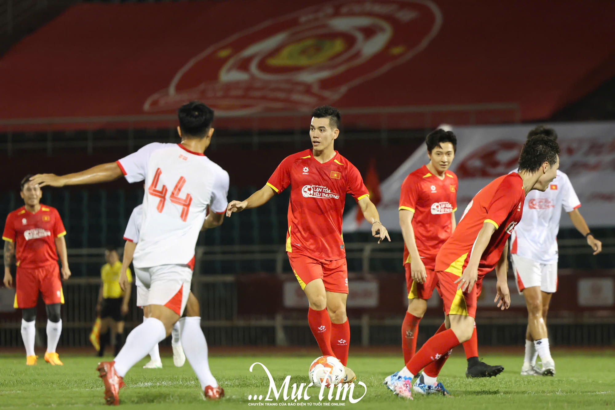 HLV Park Hang Seo 'tái xuất' sân cỏ, cùng dàn tuyển thủ Việt Nam lan tỏa yêu thương- Ảnh 1.