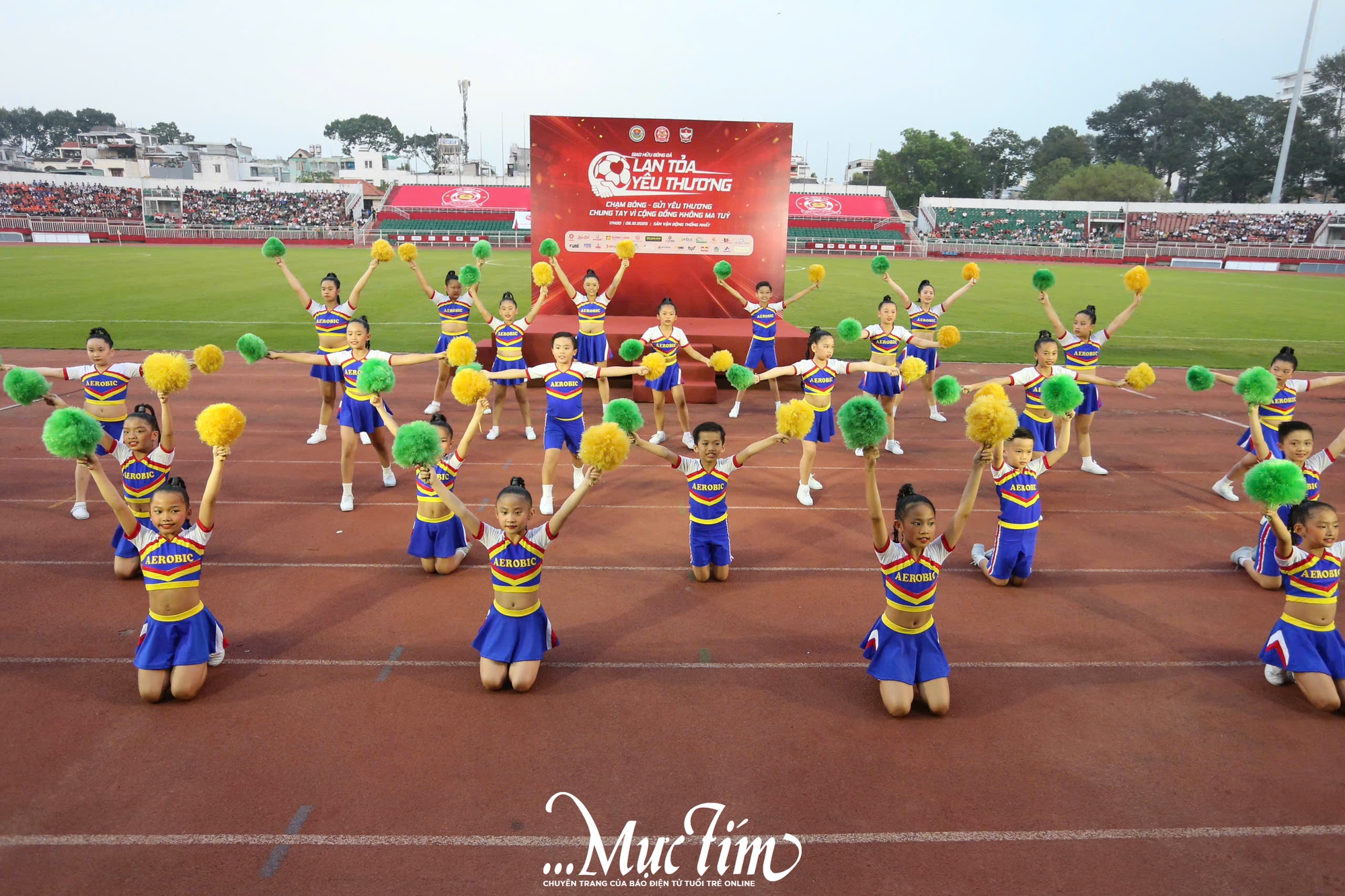 HLV Park Hang Seo 'tái xuất' sân cỏ, cùng dàn tuyển thủ Việt Nam lan tỏa yêu thương- Ảnh 2.