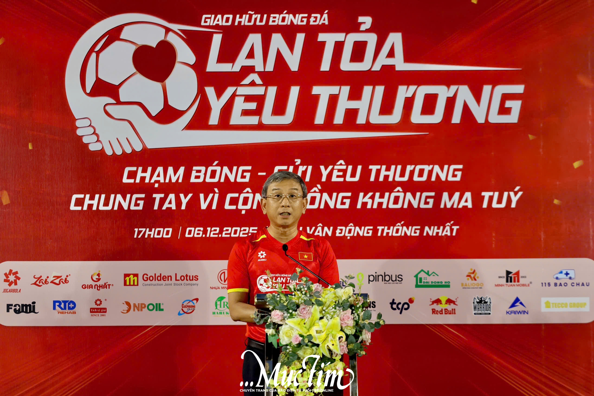 HLV Park Hang Seo 'tái xuất' sân cỏ, cùng dàn tuyển thủ Việt Nam lan tỏa yêu thương- Ảnh 3.