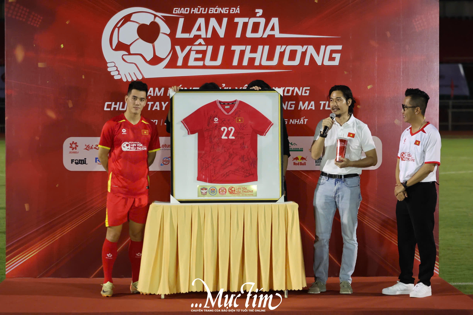 HLV Park Hang Seo 'tái xuất' sân cỏ, cùng dàn tuyển thủ Việt Nam lan tỏa yêu thương- Ảnh 4.