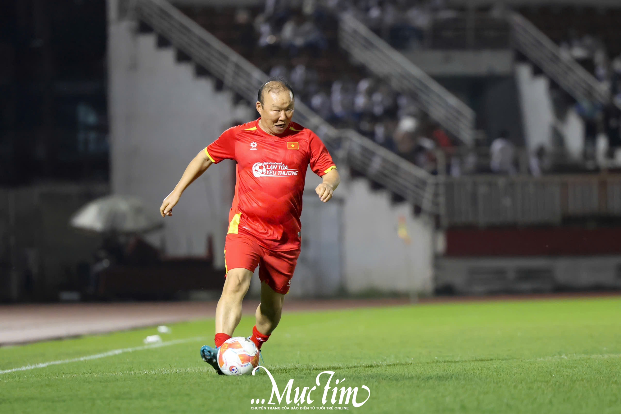 HLV Park Hang Seo 'tái xuất' sân cỏ, cùng dàn tuyển thủ Việt Nam lan tỏa yêu thương- Ảnh 7.