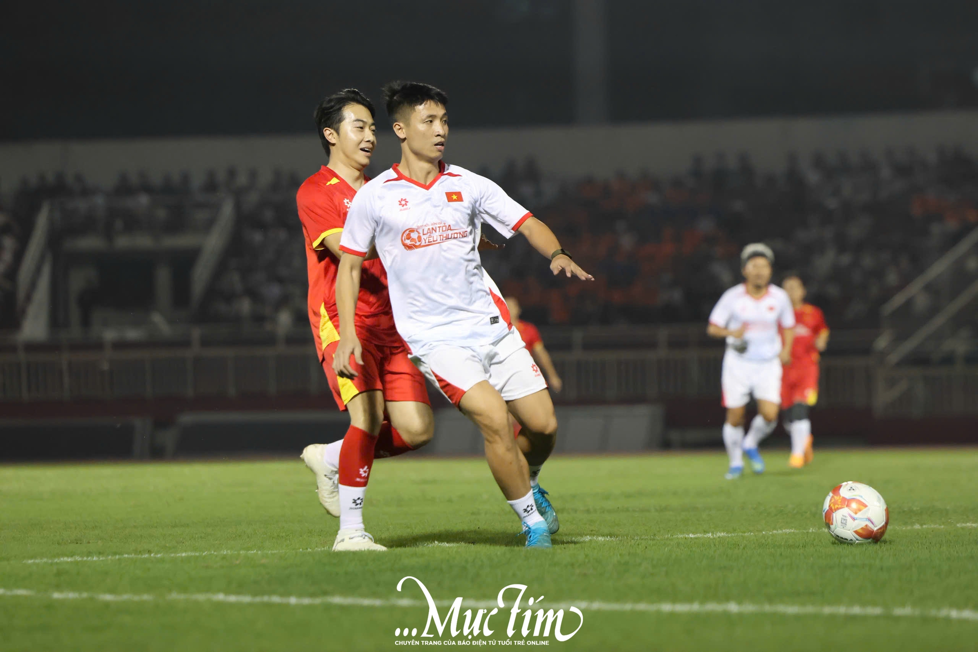 HLV Park Hang Seo 'tái xuất' sân cỏ, cùng dàn tuyển thủ Việt Nam lan tỏa yêu thương- Ảnh 8.