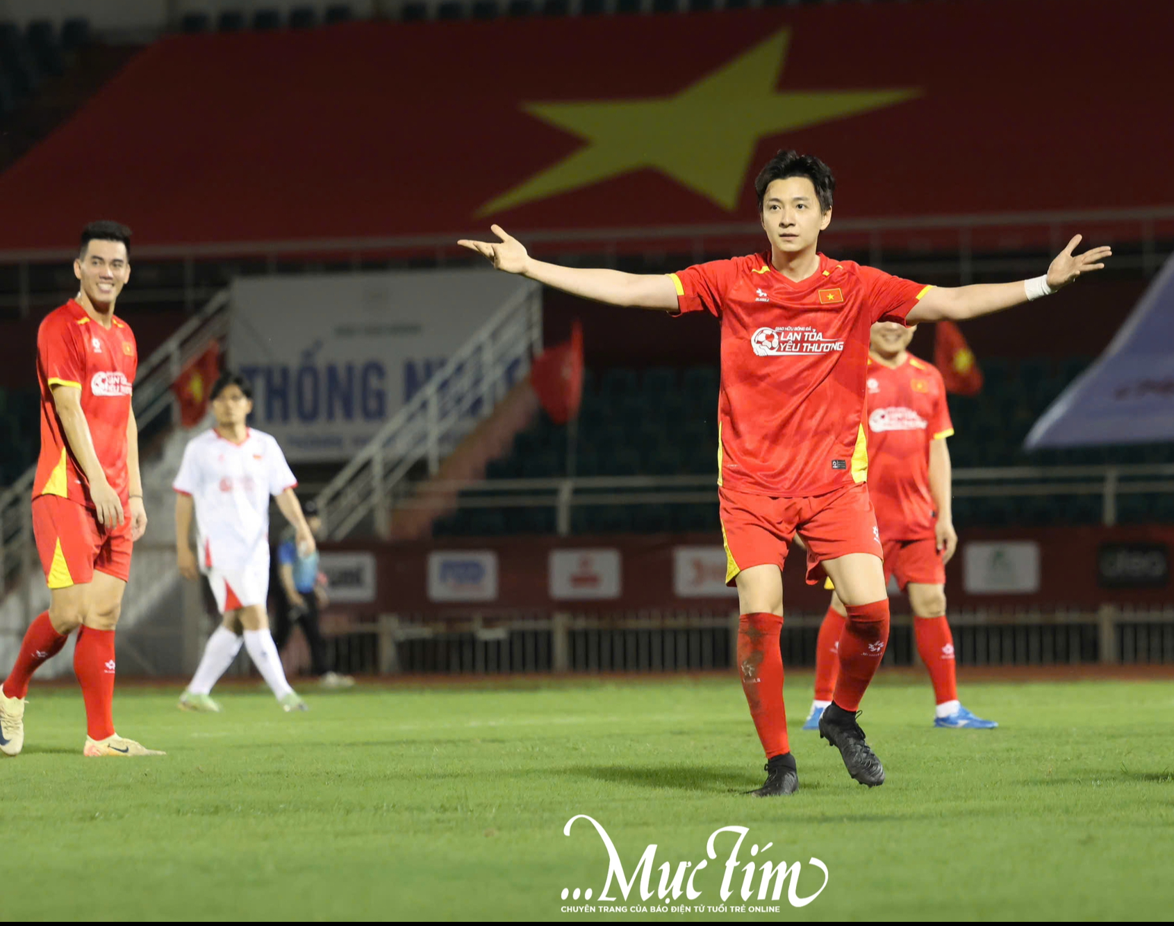 HLV Park Hang Seo 'tái xuất' sân cỏ, cùng dàn tuyển thủ Việt Nam lan tỏa yêu thương- Ảnh 5.