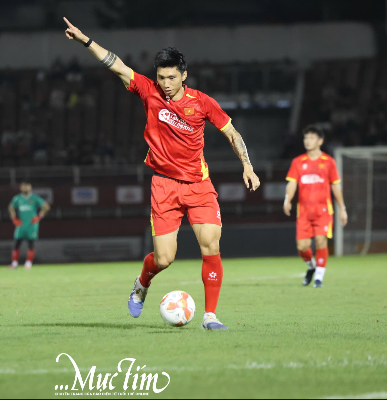 HLV Park Hang Seo 'tái xuất' sân cỏ, cùng dàn tuyển thủ Việt Nam lan tỏa yêu thương- Ảnh 6.