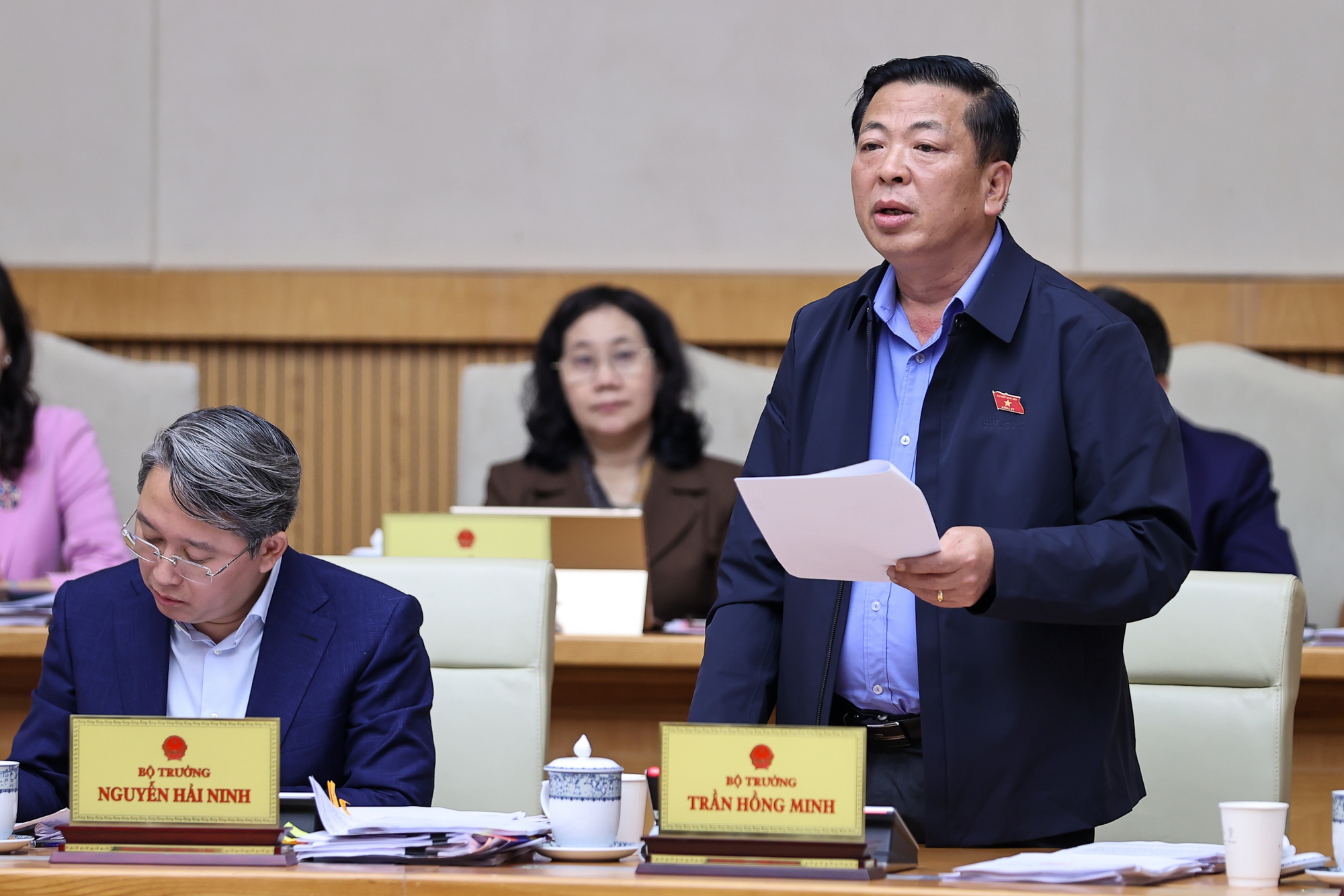 Họp Chính phủ thường kỳ: Bộ trưởng Xây dựng báo cáo về nhà ở xã hội, khắc phục đường sạt lở - Ảnh 1.