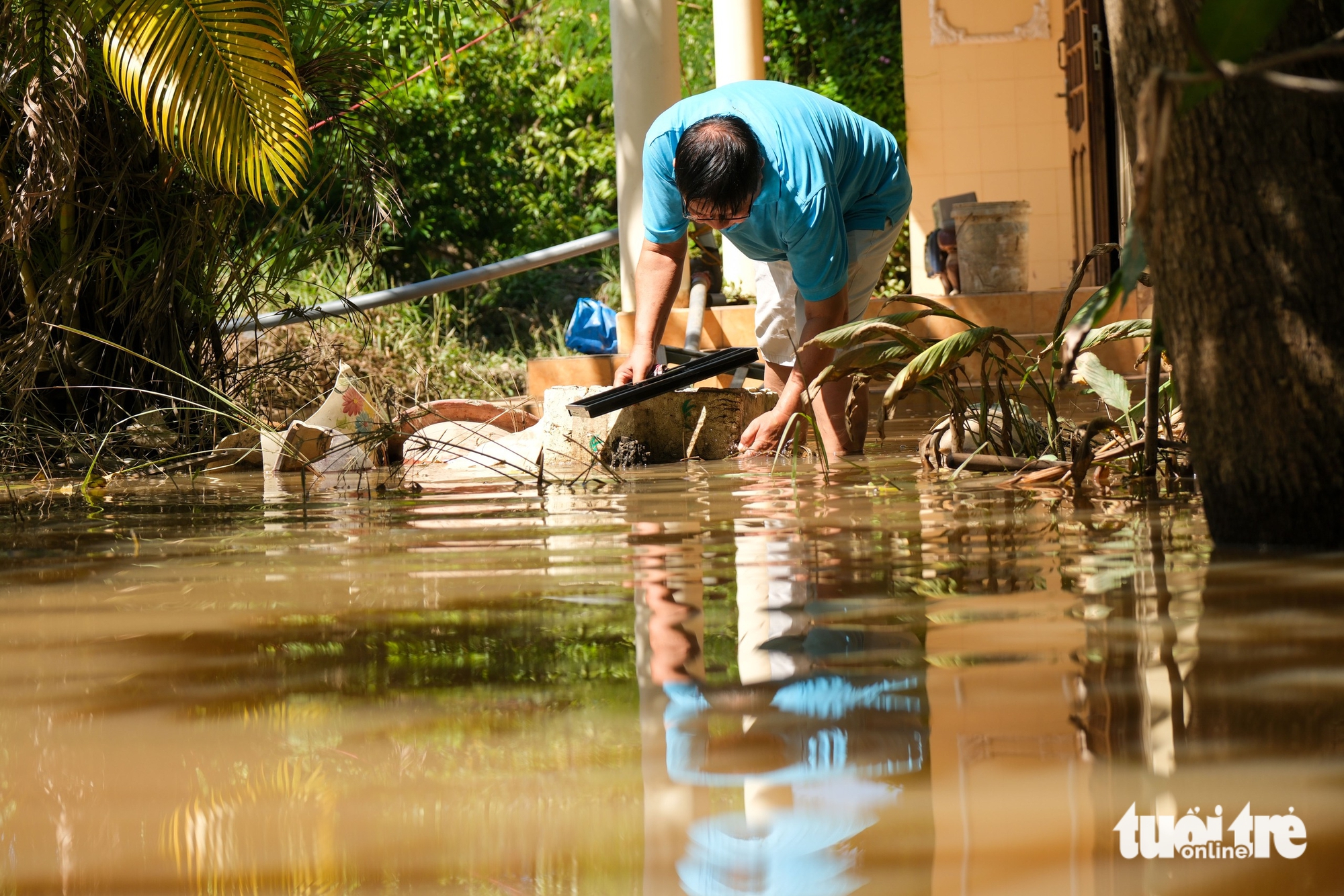 Bình Thuận lũ rút chậm, người dân gượng dậy sau hai 'đòn nước' dữ - Ảnh 1.