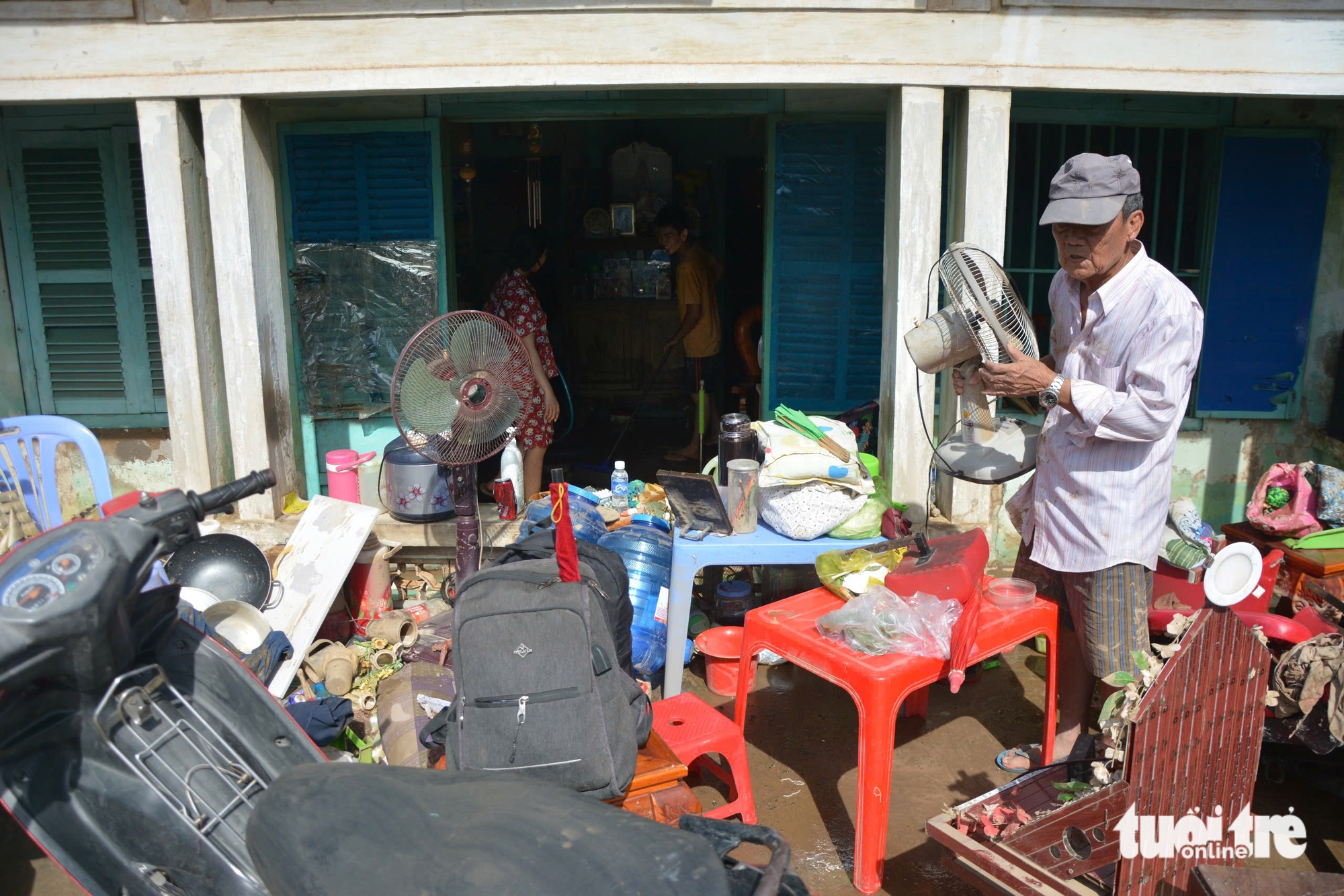 Bình Thuận lũ rút chậm, người dân gượng dậy sau hai 'đòn nước' dữ - Ảnh 5.