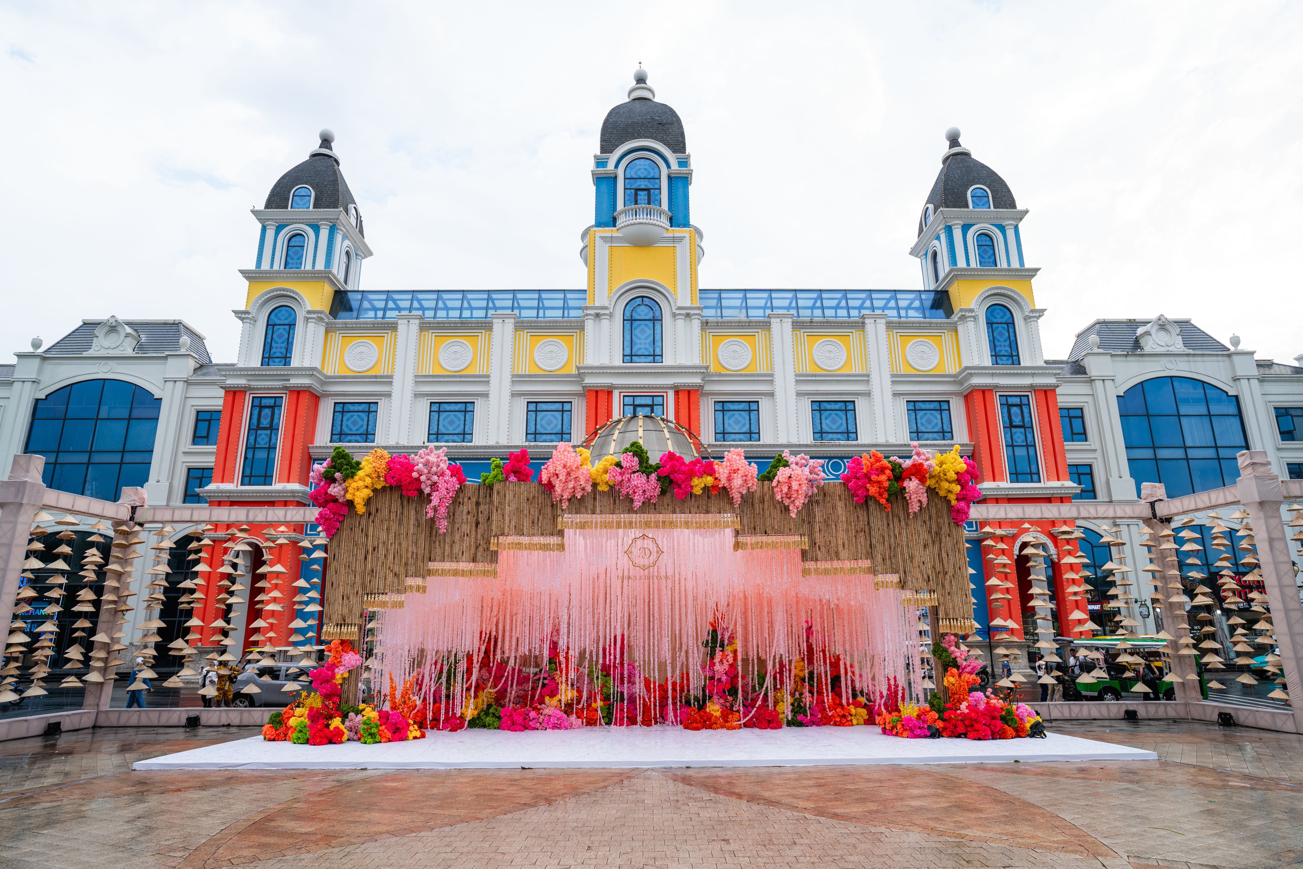 Đám cưới xa hoa, hoành tráng của tỉ phú Ấn Độ được tổ chức trong 7 ngày ở Phú Quốc - Ảnh 4.