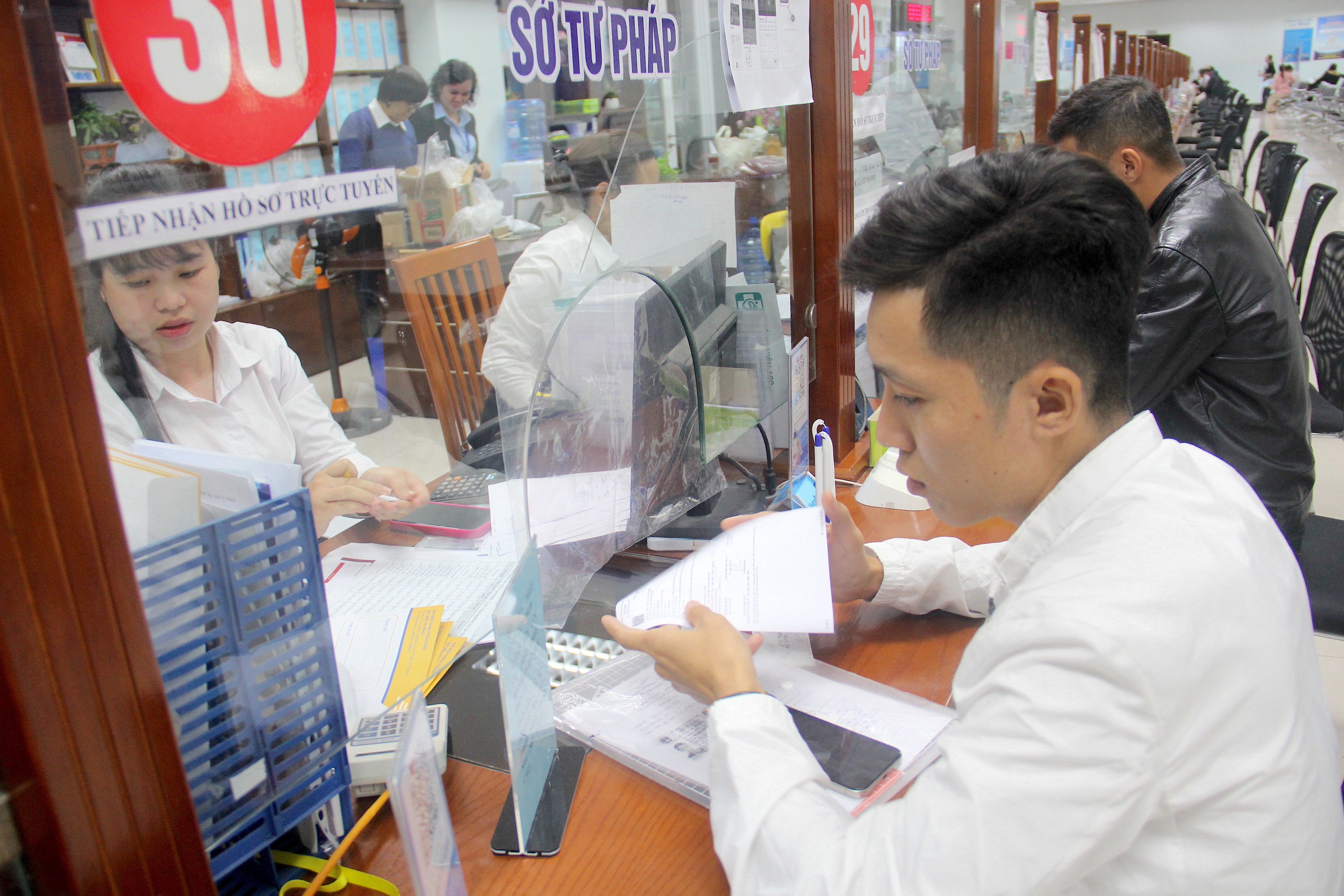 Hỗ trợ không quá 24 tháng lương cho người làm việc tại các hội phải nghỉ việc ngay do sắp xếp - Ảnh 1.