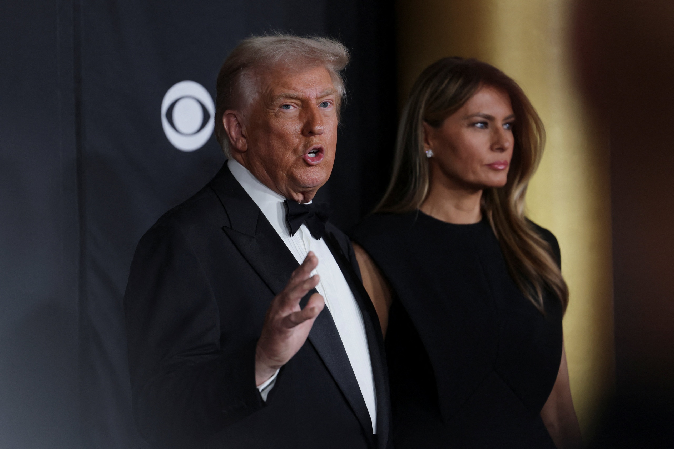 Tổng thống Trump lần đầu chủ trì lễ trao giải nghệ thuật danh giá của Mỹ - Ảnh 1.