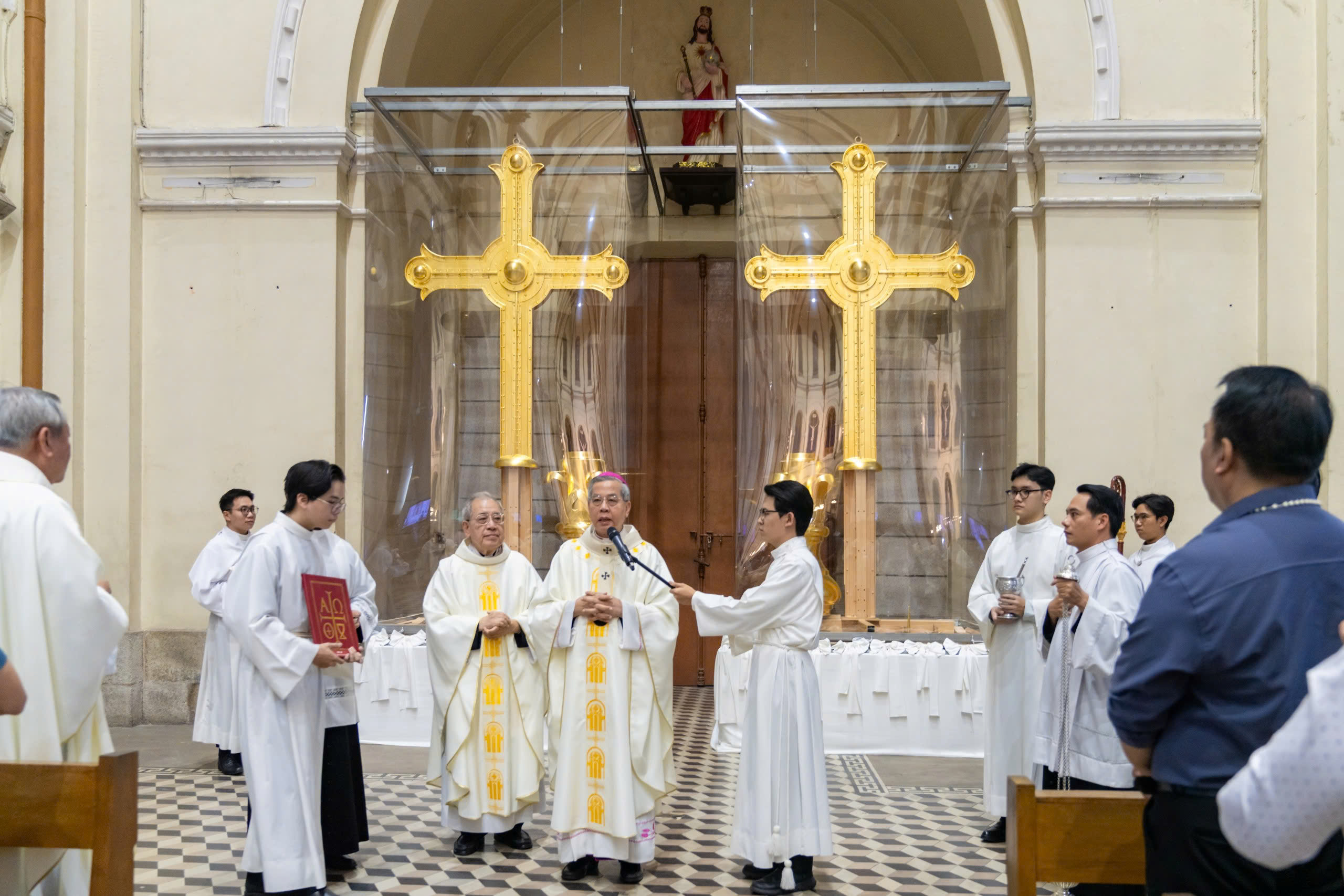 Đặt hai thánh giá mạ vàng lên đỉnh tháp kẽm nhà thờ Đức Bà - Ảnh 1.