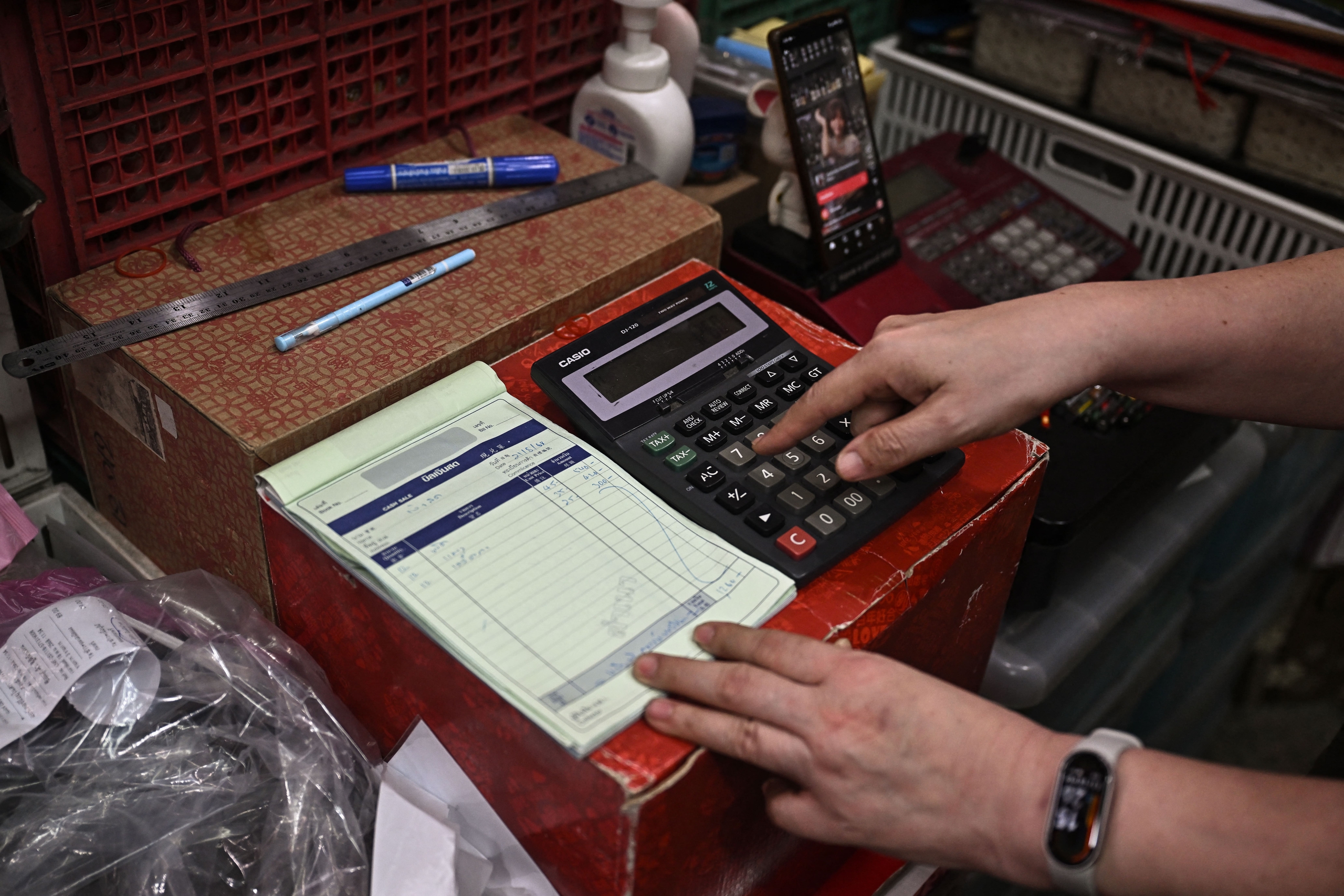 máy tính cầm tay - Ảnh 1.