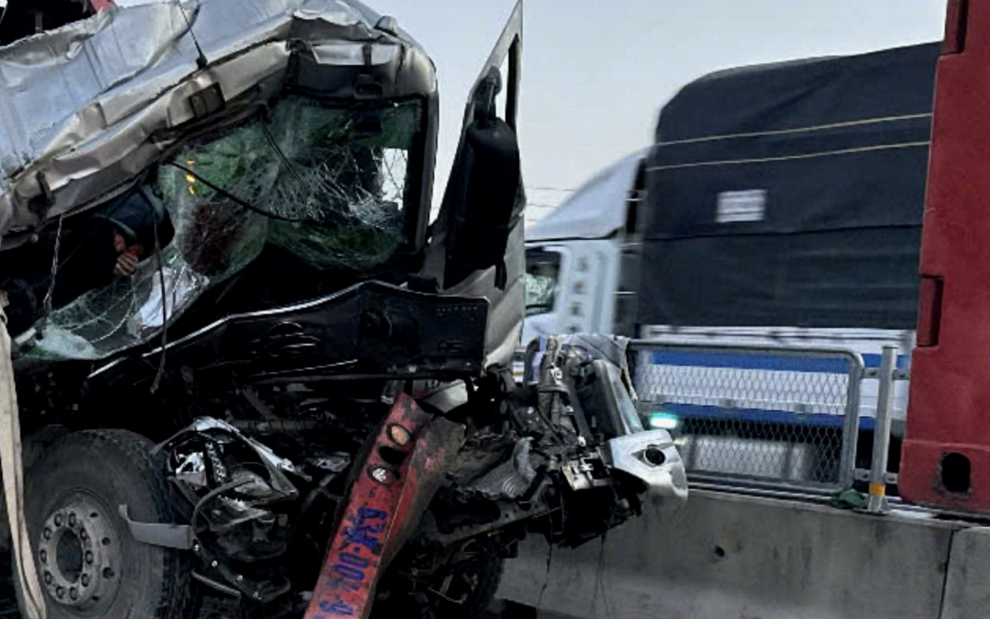 3 killed after passenger van crashes into tractor-trailer in central Vietnam - Ảnh 2.