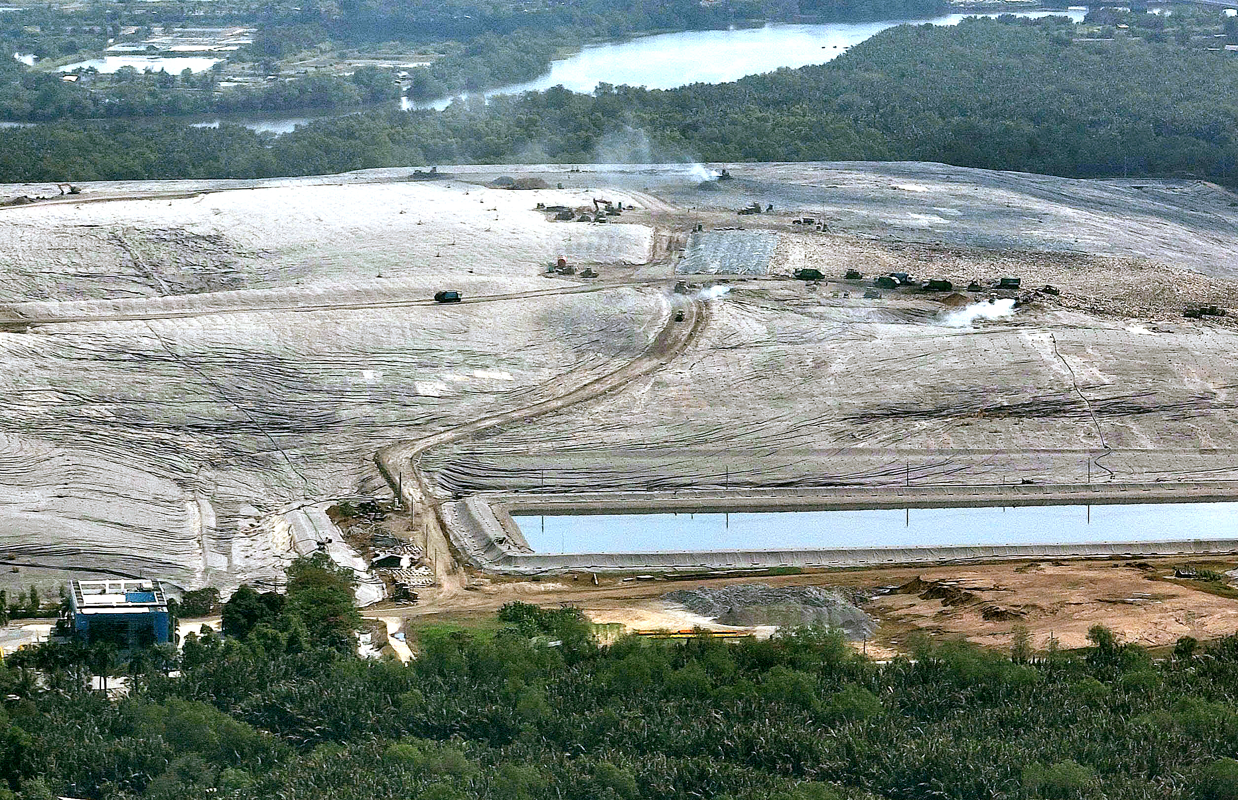 Bãi rác Đa Phước sẵn sàng tiếp nhận rác TP ngoài giờ khi được yêu cầu - Ảnh 1.