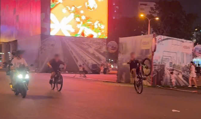 Lập biên bản hai thiếu niên chạy xe đạp bằng một bánh trước chợ Bến Thành - Ảnh 1.