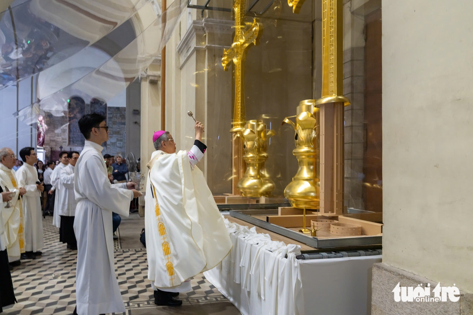 Cận cảnh hai cây thánh giá mạ vàng ở nhà thờ Đức Bà - Ảnh 3. Nhà thờ Đức Bà - Ảnh 4.