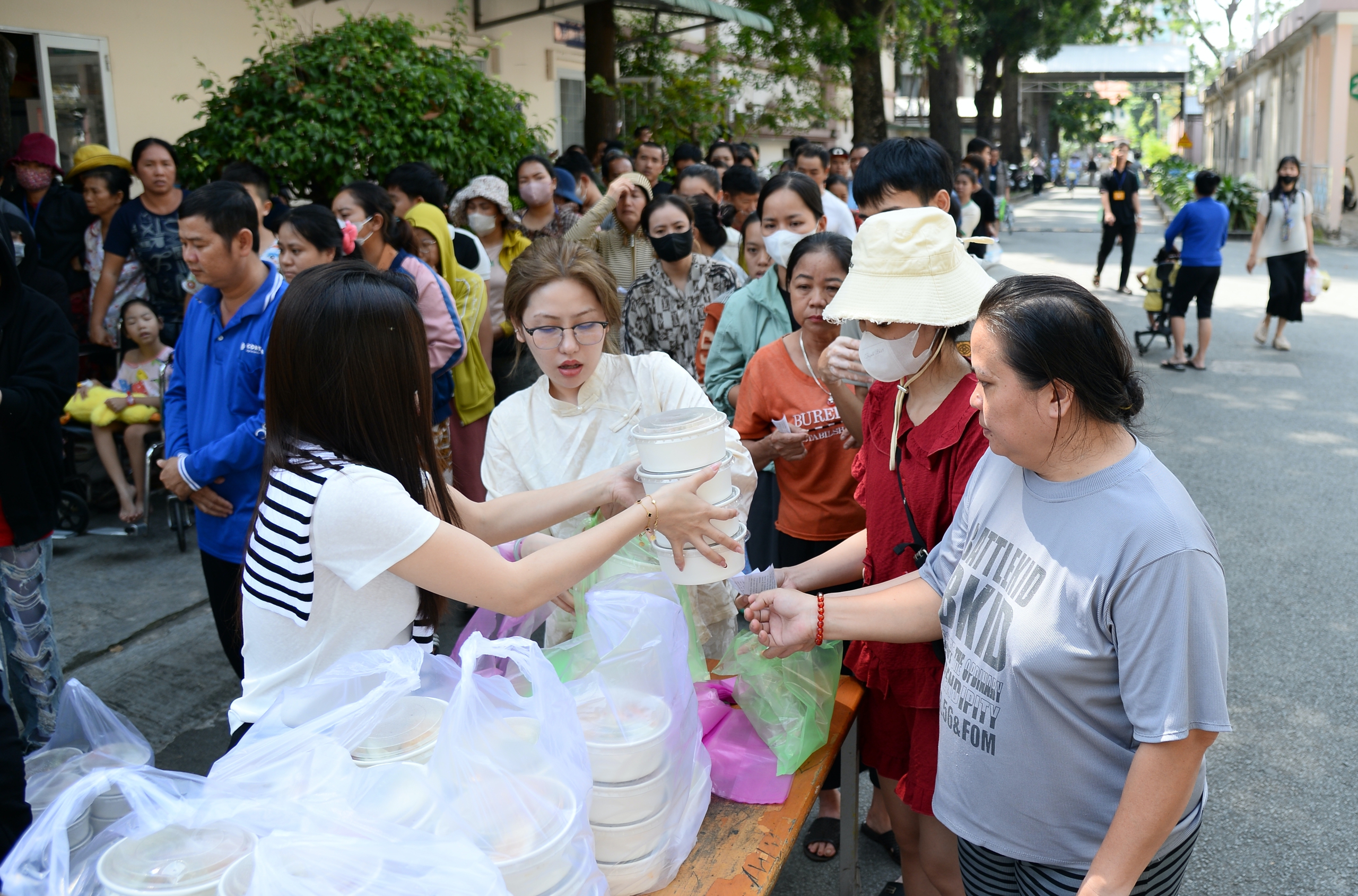 Trao tặng 800 phần cơm và 130 triệu đồng viện phí cho bệnh nhi nghèo - Ảnh 4.