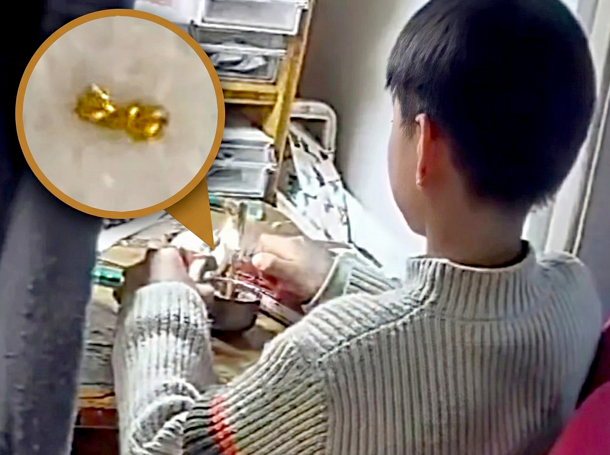 Con trai 8 tuổi cắt vụn dây chuyền vàng của mẹ đem tặng nhiều bạn học - Ảnh 1.