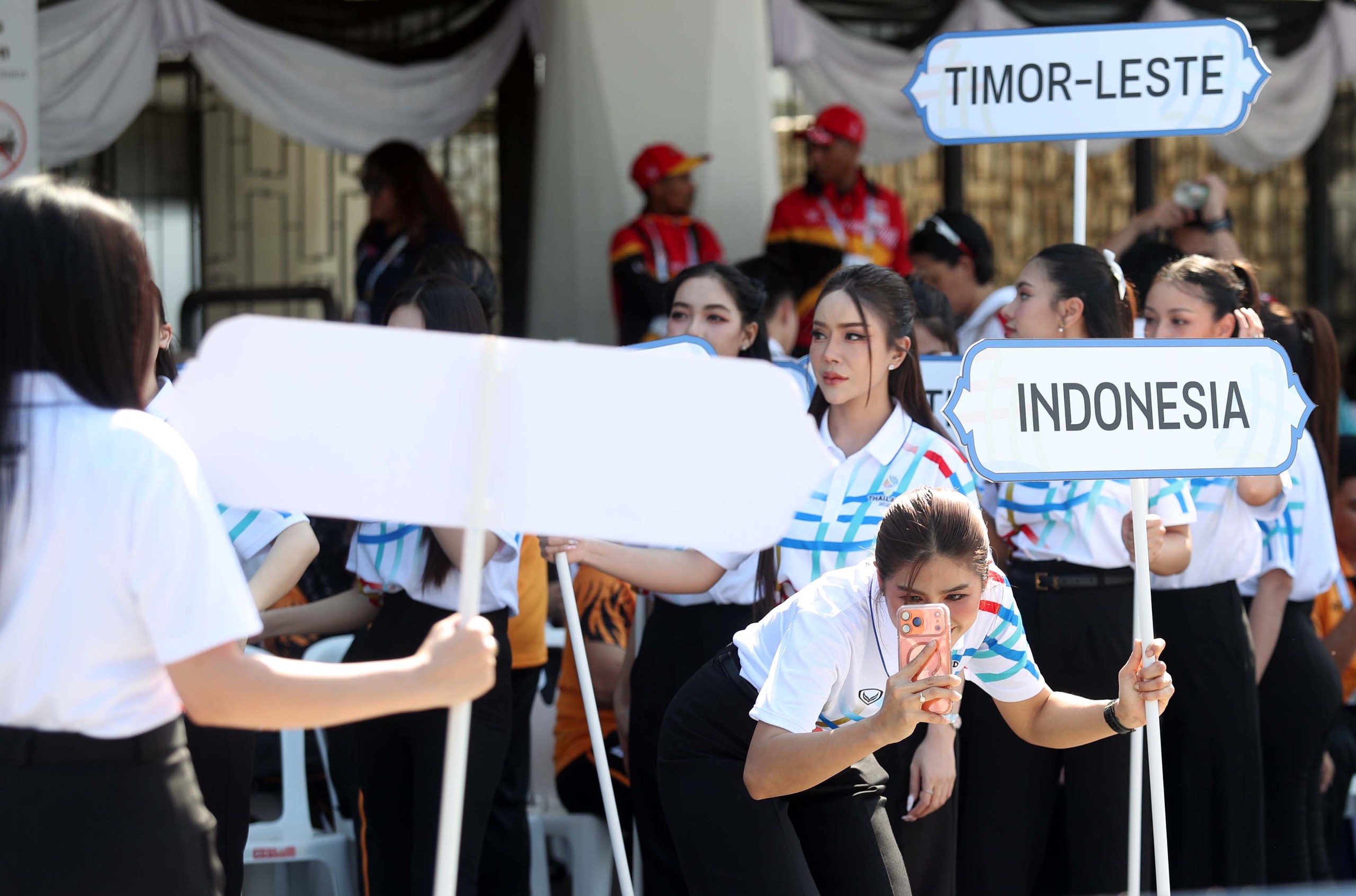 Nhan sắc rực rỡ của các cô gái Thái Lan tại lễ thượng cờ SEA Games 33 - Ảnh 4.