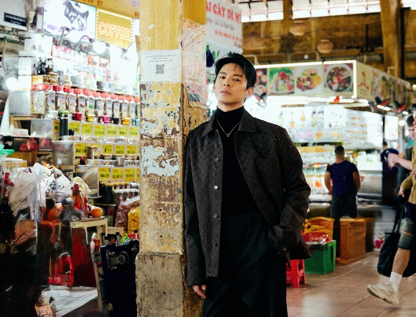 Mỹ nam Đài Loan ăn chè chợ Bến Thành, ngồi ở xe bánh tráng trông cũng tình - Ảnh 1. Lâm Bách Hoành - Ảnh 1.