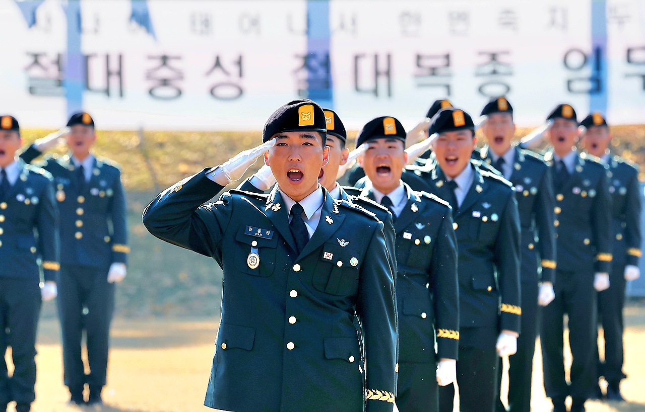 Lương thấp khiến số sĩ quan trẻ Hàn Quốc rời quân ngũ ở mức kỷ lục - Ảnh 1.