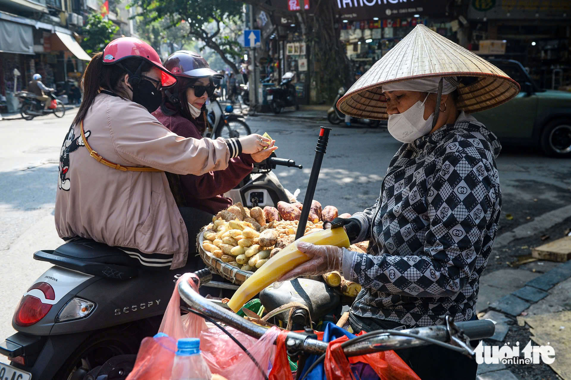 Breathing dust: Hanoi’s street workers face health risks amid smog - Ảnh 2. Breathing dust: Hanoi’s street workers face health risks amid smog - Ảnh 2.