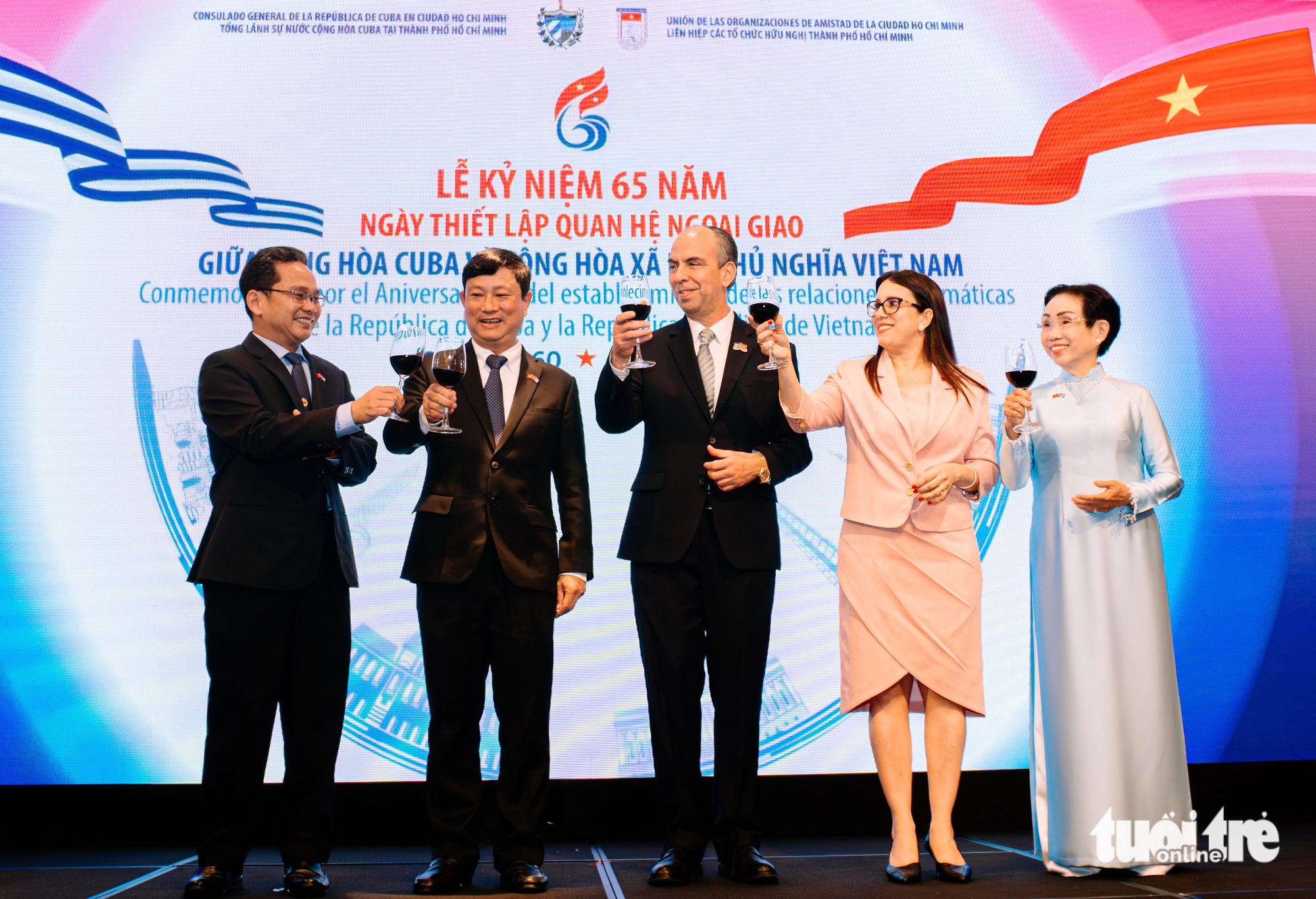 TP.HCM trao bảng tượng trưng 13 tỉ đồng tặng nhân dân Cuba - Ảnh 1. TP.HCM cam kết cùng Cuba hiện thực hóa những giá trị cao đẹp gắn kết hai dân tộc - Ảnh 1.