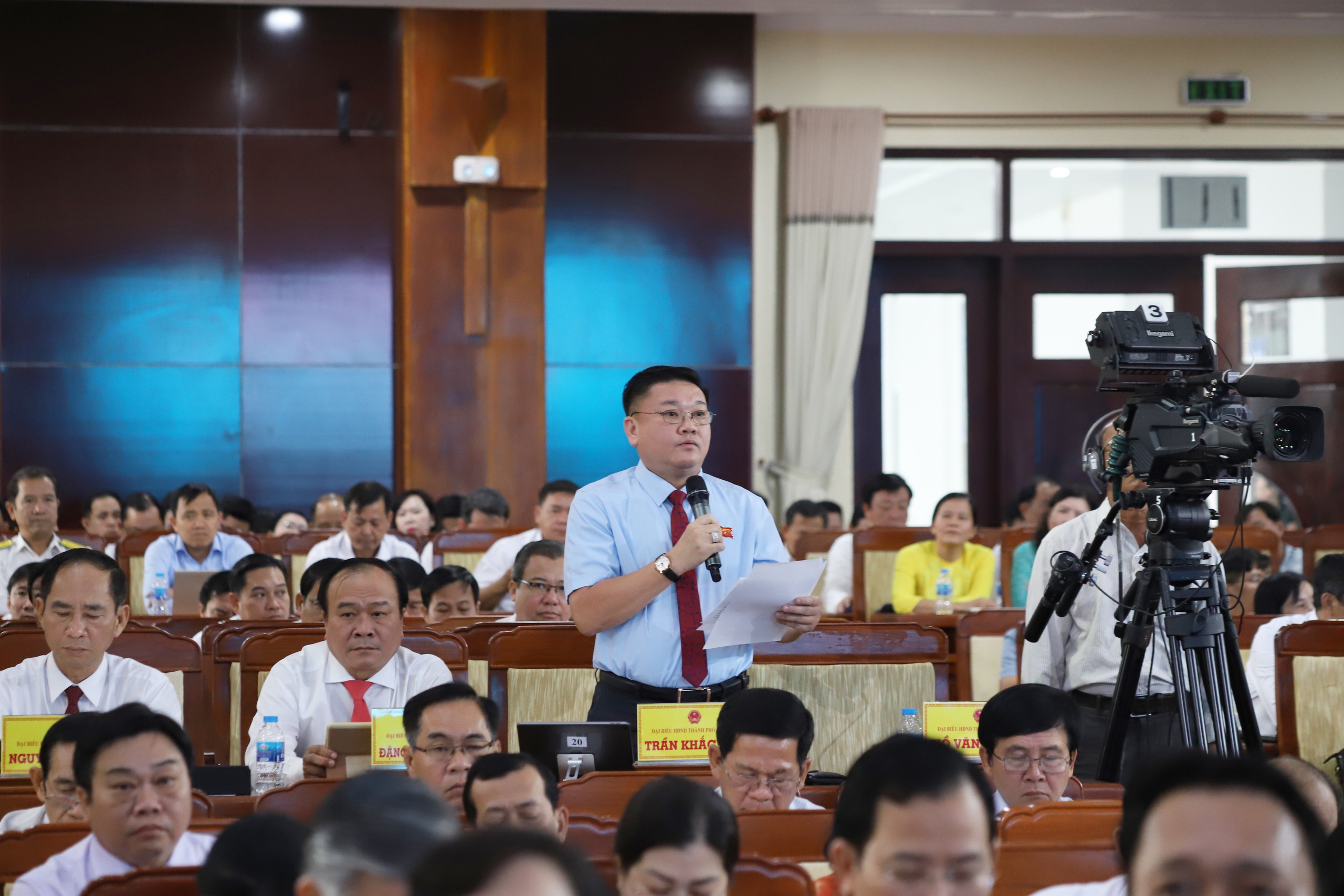 Đại biểu HĐND TP Cần Thơ chất vấn về tình trạng cán bộ xã 'vừa thừa, vừa thiếu' - Ảnh 3.