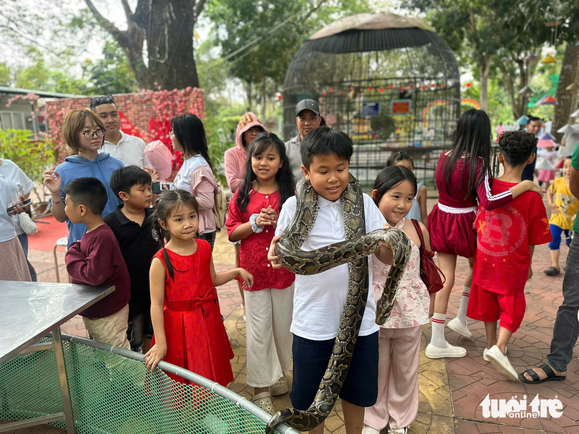 Hàng nghìn du khách thích thú khi tham quan trại rắn Đồng Tâm - Tuổi ...