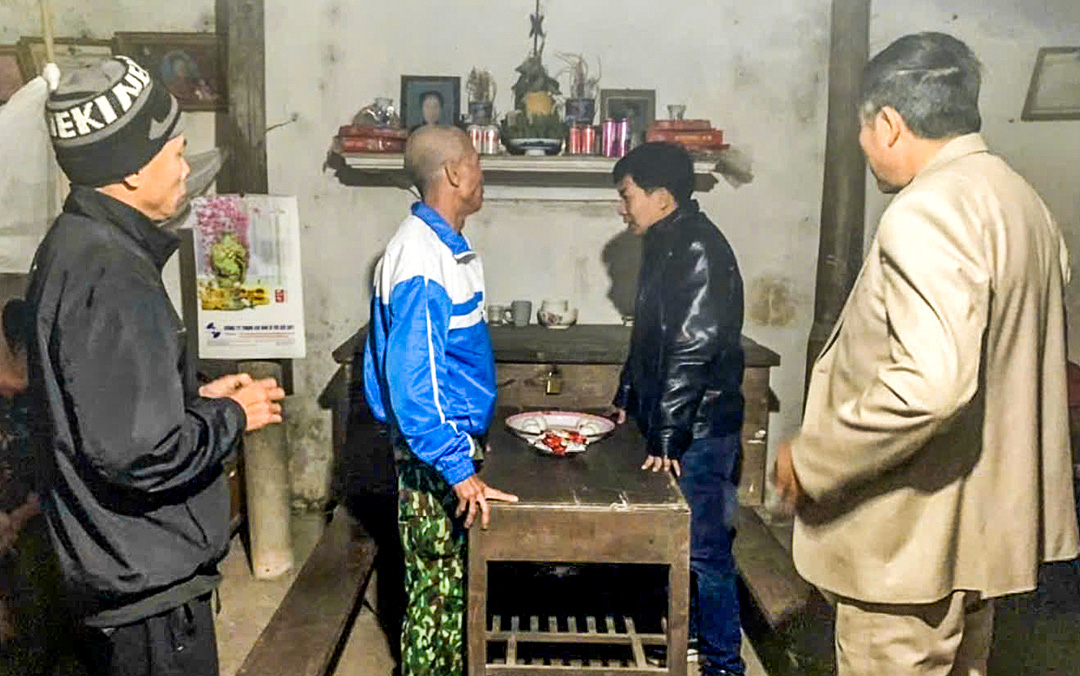 Người đàn ông đi lạc tối mùng 1 Tết được công an giúp đưa về nhà - Ảnh 1. Công an giúp người đi lạc về với gia đình trong đêm giao thừa - Ảnh 1.