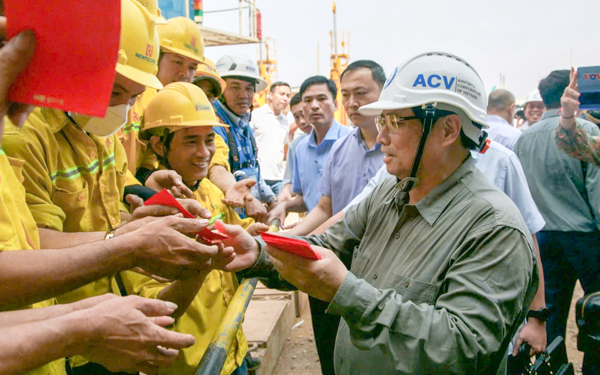 Thủ tướng chúc Tết công nhân, nhà thầu trên công trường sân bay Long Thành - Ảnh 3.