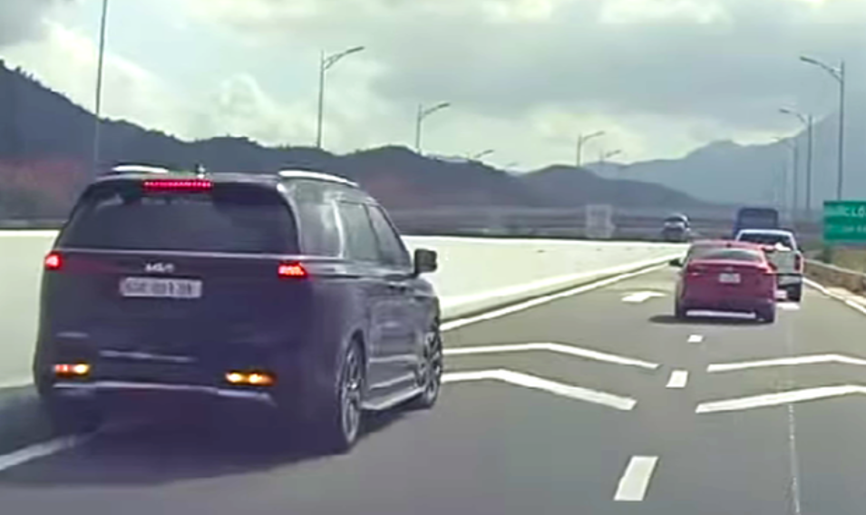 Nữ tài xế lùi xe trên cao tốc Nha Trang - Cam Lâm bị phạt 35 triệu, trừ 10 điểm giấy phép lái xe - Ảnh 1. Tài xế lùi xe trên cao tốc Nha Trang - Cam Lâm là một phụ nữ ở Đồng Nai - Ảnh 1.