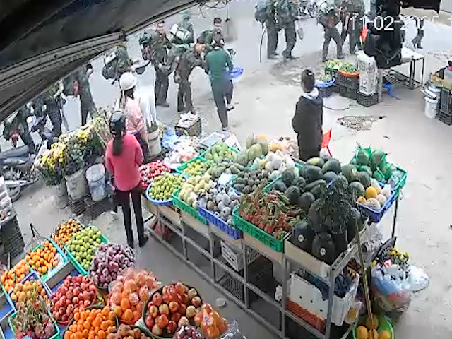 Bắt gặp bộ đội hành quân, chị bán hoa quả tại Thái Nguyên đưa cả rổ cam mời - Ảnh 1. Gặp bộ đội hành quân, chị bán hoa quả tại Thái Nguyên đưa cả rổ cam mời - Ảnh 1.
