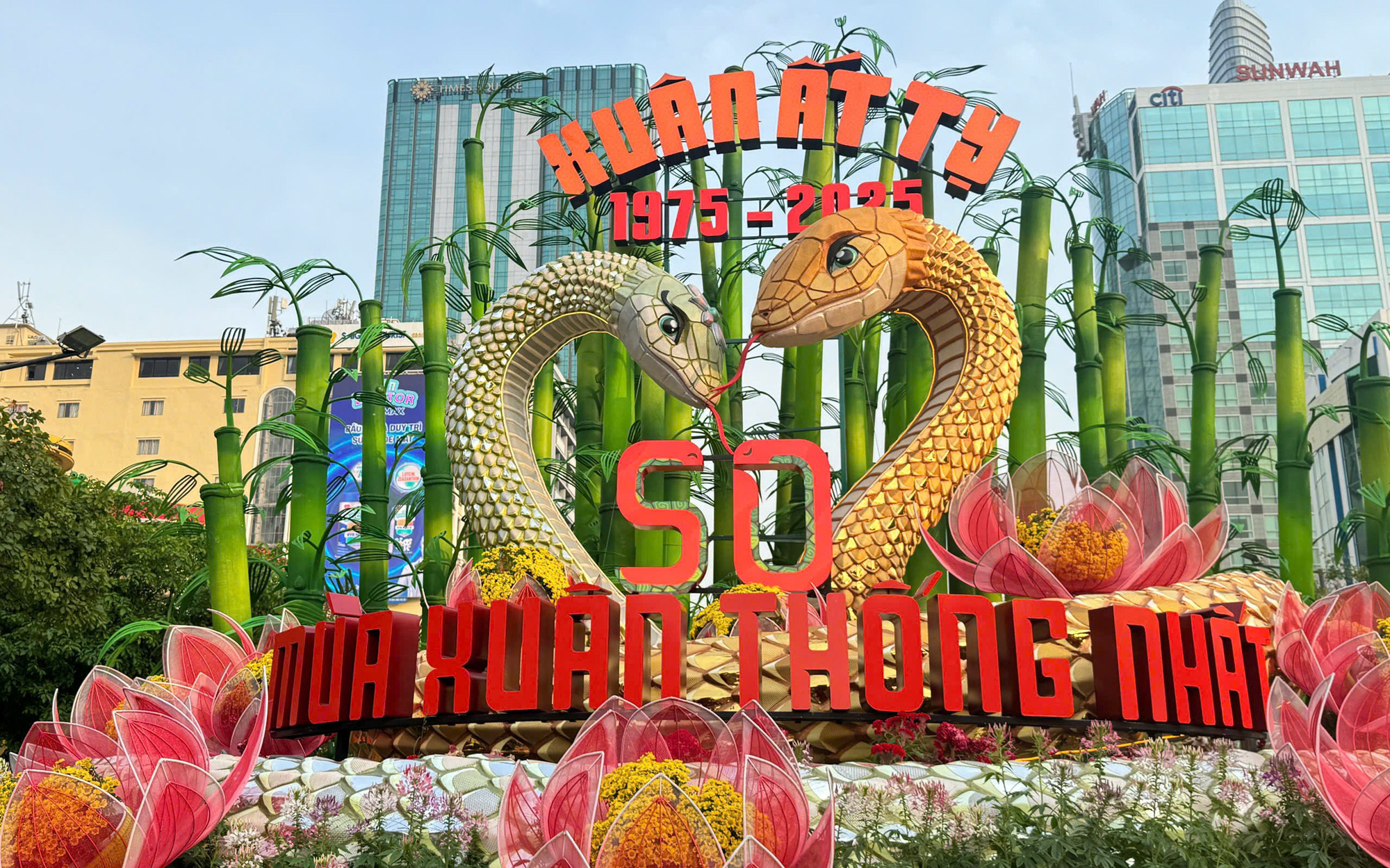 Linh vật rắn tại đường hoa Nguyễn Huệ được giữ lại đến hết tháng 2